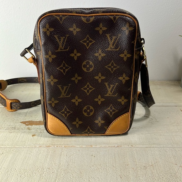 LOUIS VUITTON Monogram Amazone Shoulder Crossbody Bag - Picture 5 of 16